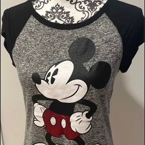 Women’s authentic Disney Mickey T-shirt medium